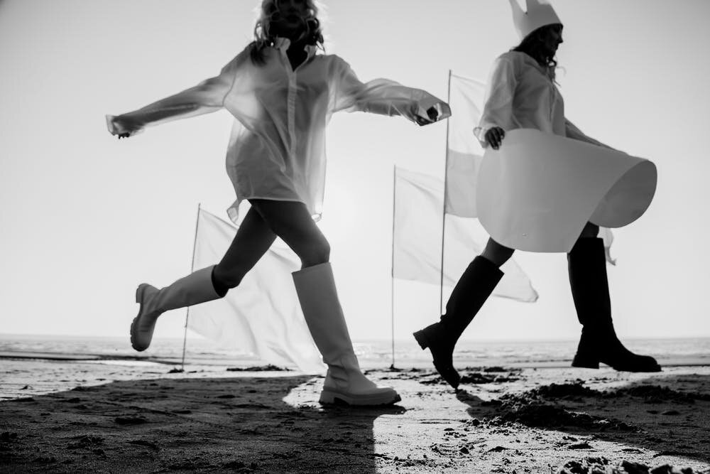 В детстве для улыбки и  радости не нужно было причин, потому, что ребенку нет нужды искать повода для смеха. Ему хорошо потому, что он искренне открыт миру. 