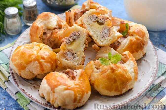 Мясо с рулетиками из теста