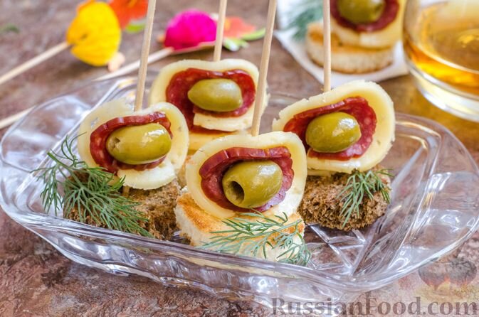 хлеб белый, хлеб чёрный, колбаса салями, сыр твёрдый, оливки без косточек