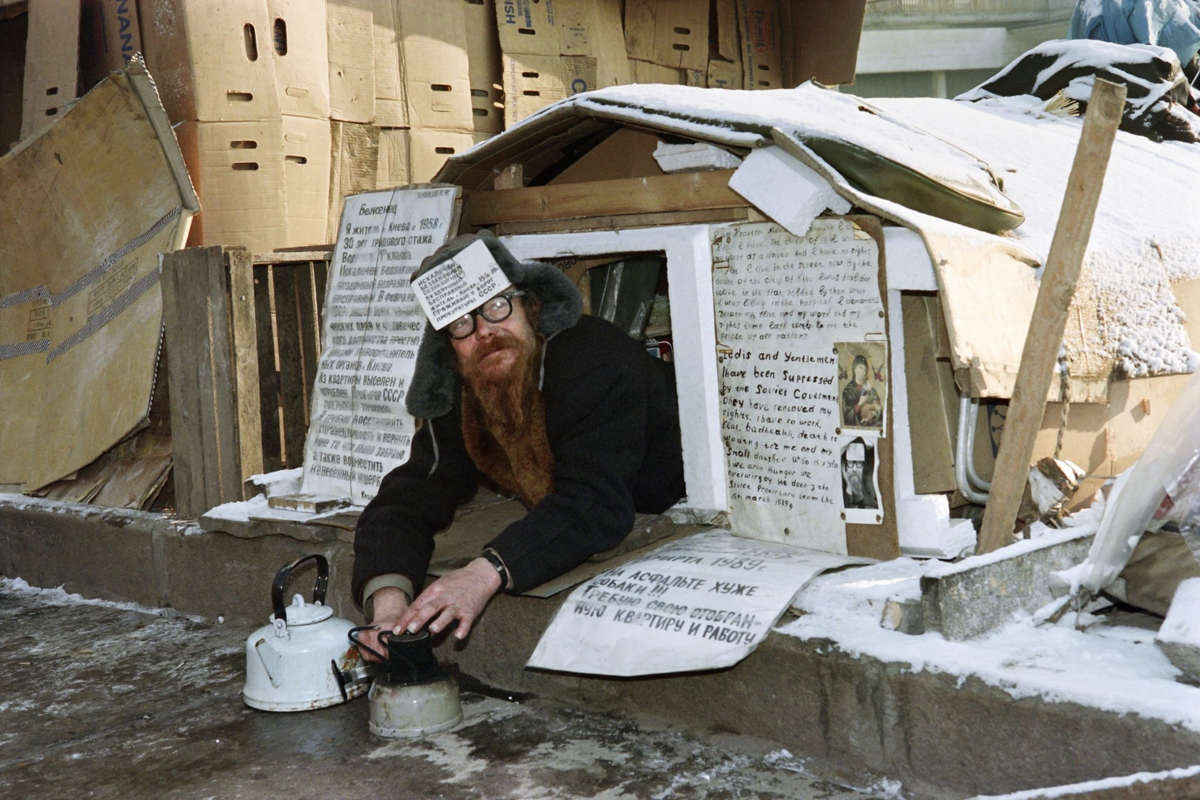 Нехороший сейчас. Палаточный городок у стен Кремля 1990. Палаточный городок у Кремля 1990 год. Москва нищета.