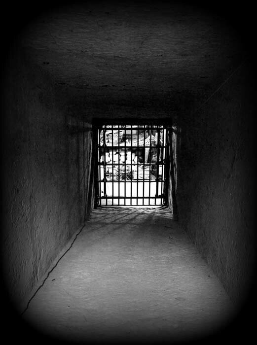 За второй завалкой во входном коридоре KV62 находилось зрелище, с которым раньше не сталкивался ни один археолог: комната (в данном случае Прихожая), до краев заполненная сокровищами фараонов. ( Общественное Достояние ).