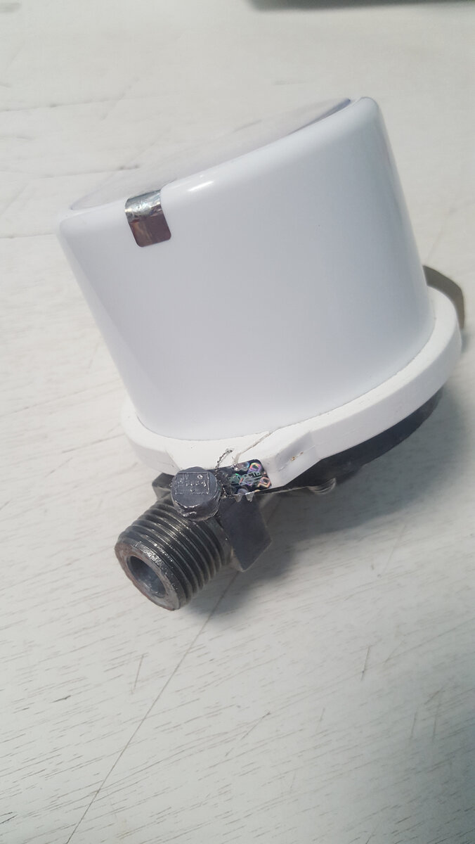 Третья пломба находится сверху