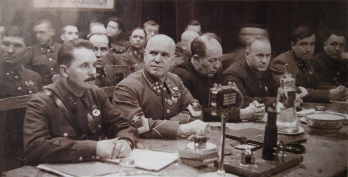 Корпусной комиссар Николай Вашугин рядом с Георгием Жуковым, 1940 год (фото из архива Ирины Вашугиной, невестки погибшего)
