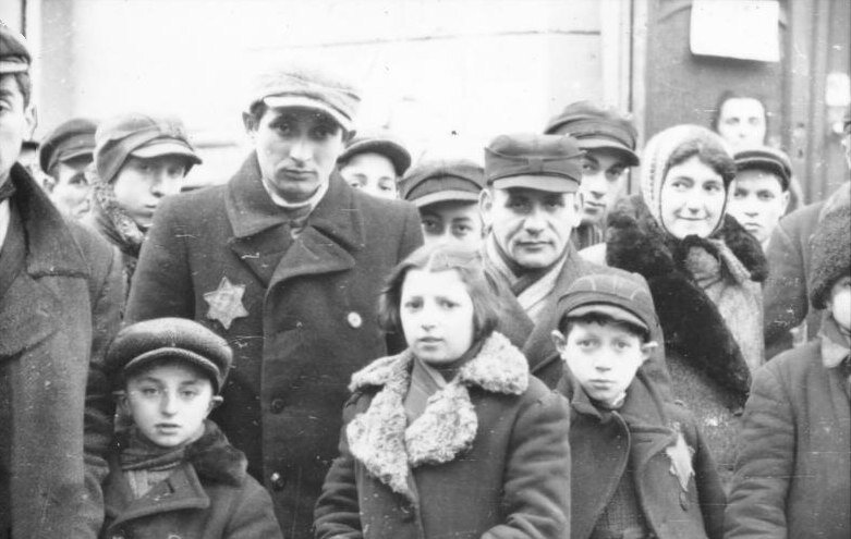 Желтые  звезды на груди евреев