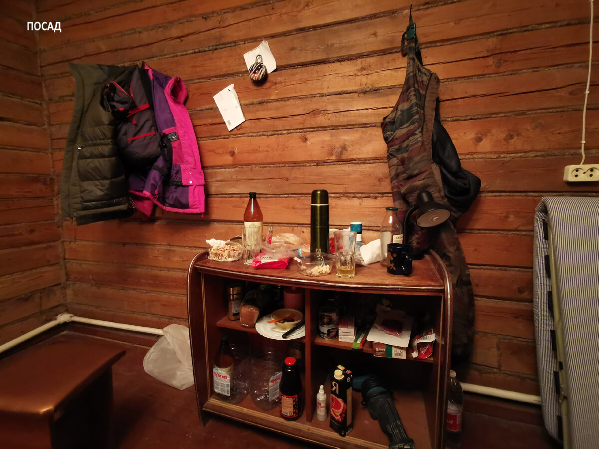 Изначально мы с мужем решили, что будем ночевать в доме на всякий случай. Ведь на участке много всякого ценного-полезного, а забора нет. Мы подумали, что наличие собаки (в вольере), машины (на въезде), света (в доме) и нас (что подразумевается) остановит вещелюбивых воришек.