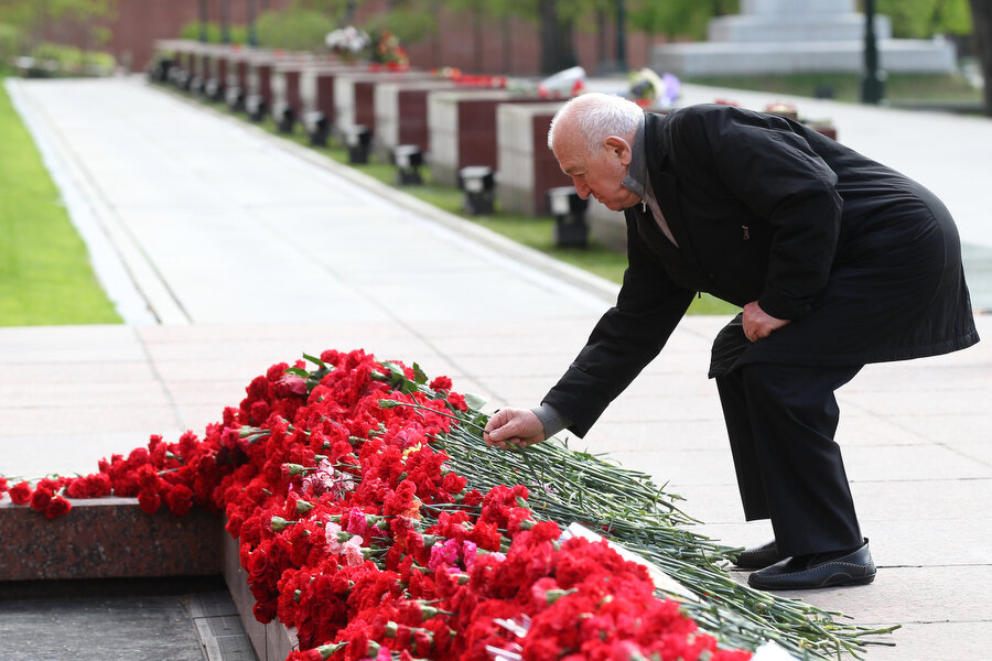 Люди возлагают цветы