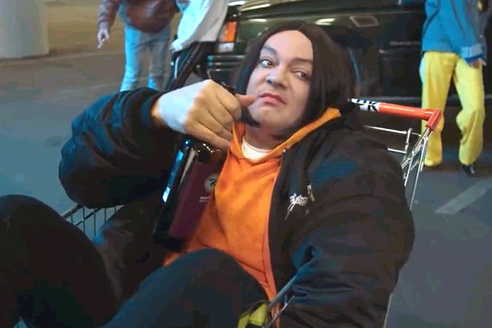 Клип филиппа киркорова синее. Клип филиппа киркорова синее. Клип филиппа киркорова синее. Киркоров цвет синий. Киркоров цвет настроения.