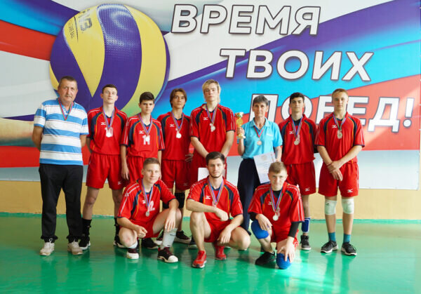    Нина МАРЧЕНКО (держит кубок) с волейбольной командой чемпионов Краснодарского края и коллегой Анатолием ГОГИНЫМ