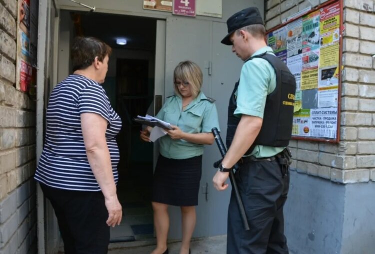 Обычные граждане. Пристав Цыбенко в с Анапа. Судебные приставы Анапа. Пенсионеры и приставы. Пенсионер и судебный пристав.