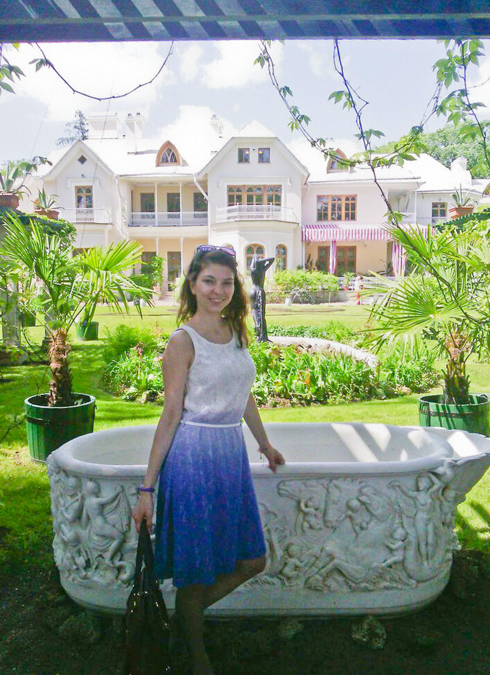 На фоне Фермерского дворца. Петергоф. Выездной педсовет.