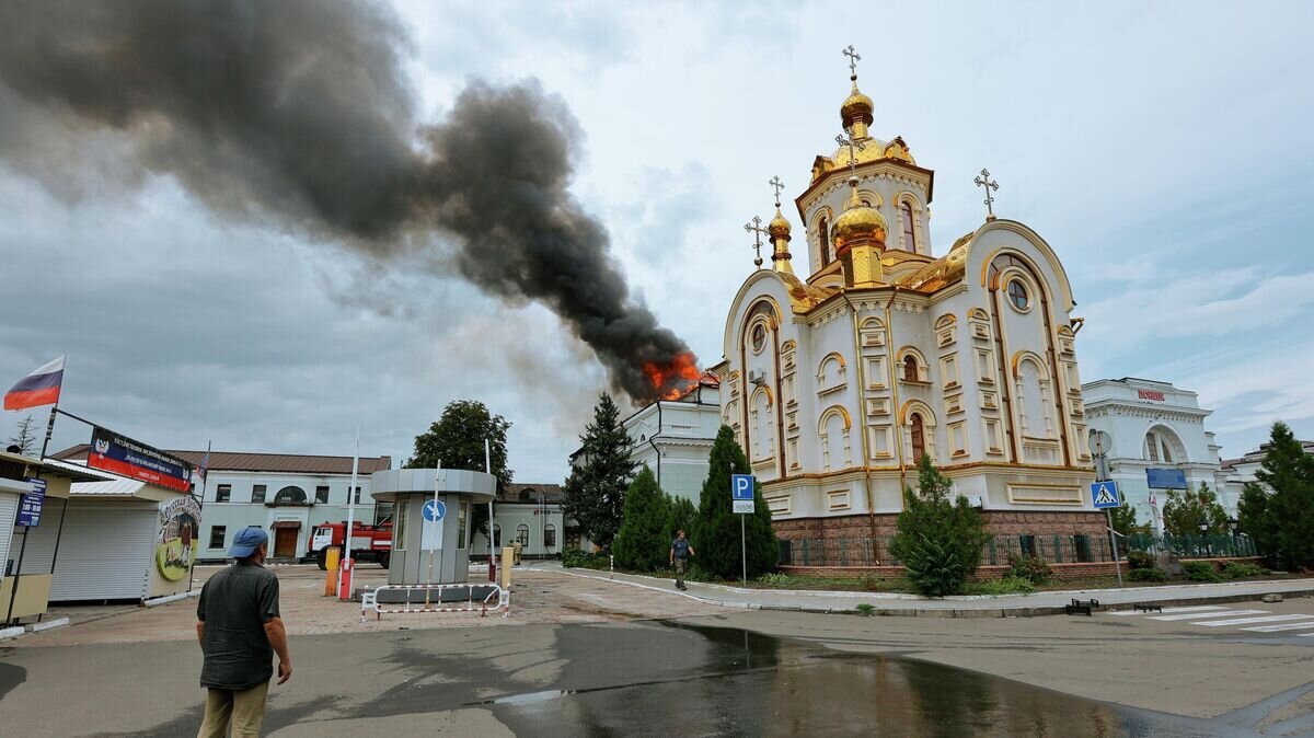    Пожар в здании железнодорожного вокзала в Донецке© РИА Новости / Сергей Аверин