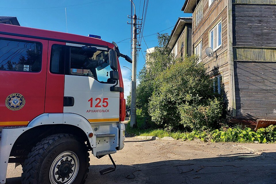     Около 8 утра 9 августа в центре Архангельска произошло ЧП с деревянным домом №23, который находится на улице Северодвинской. Фото: vk.com/aocc29
