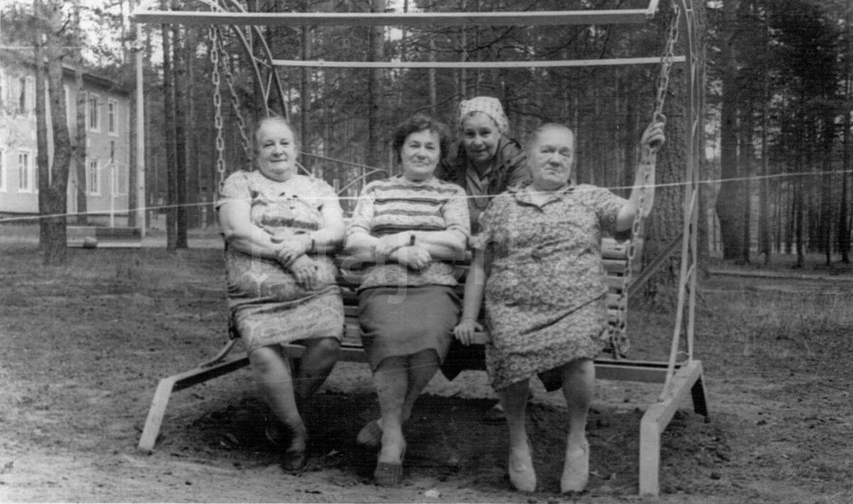 Бабушки на лавочке присутствовали в каждом советском дворе.