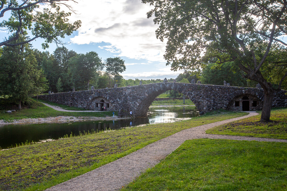 Большой арочный валунный ("Чёртов") мост. Архитектурно-этнографический музей "Василёво". Торжокский район, Тверская область. Фото автора статьи  