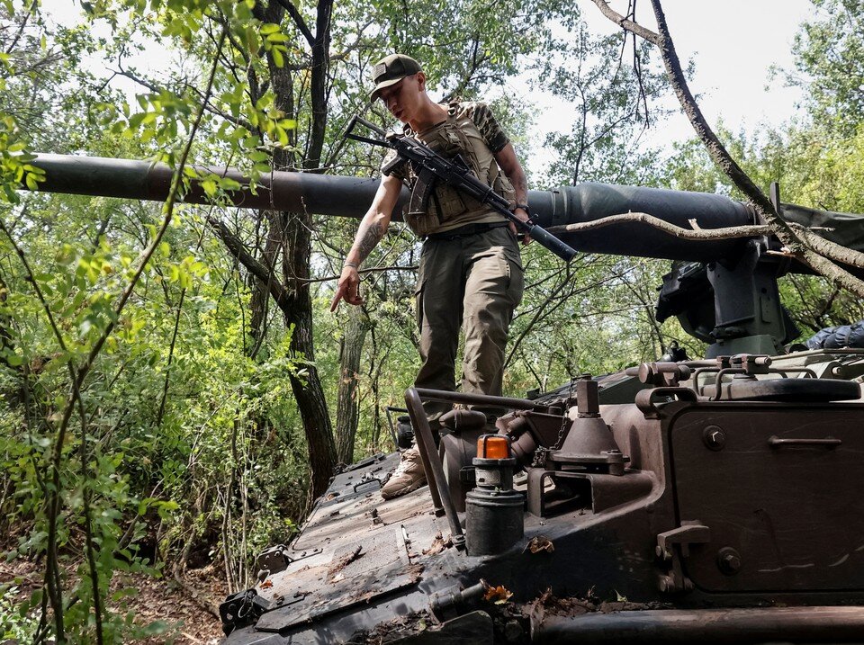     Боец ВСУ на броне немецкой САУ Panzerhaubitze 2000.  REUTERS