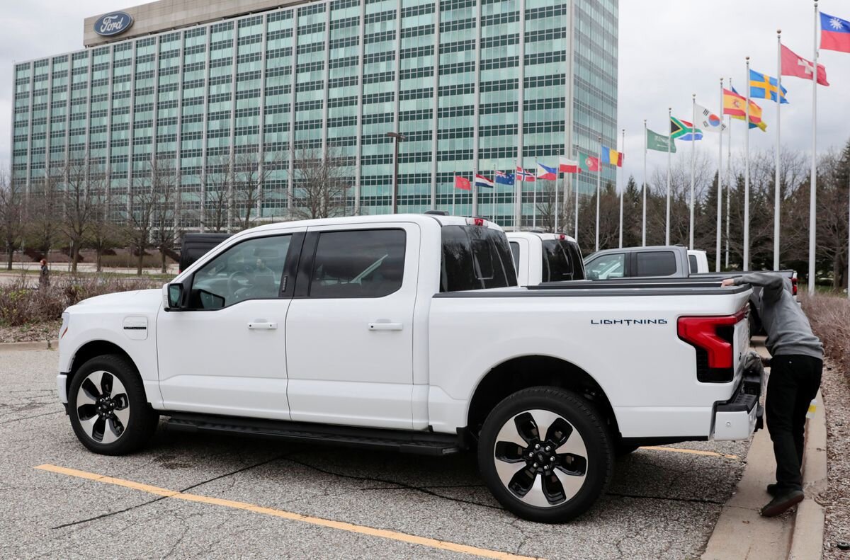 Ford бросит вызов дилерам, чтобы они соответствовали более низким затратам на продажу Tesla