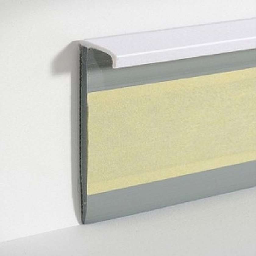 Такой способ крепления в равных пропорциях содержит простоту и надежность присоединения отделки. Декоративный профиль крепится вкрученными к стене шурупами. В бетонную стену предварительно помещают футляр для шурупа, который упрощает процедуру ввинчивания. Качественную работу можно сделать с следующим набором инструментов: