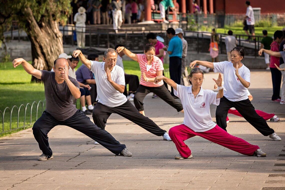 Утренняя гимнастика в Ритан парке. Пекин, 2012 год