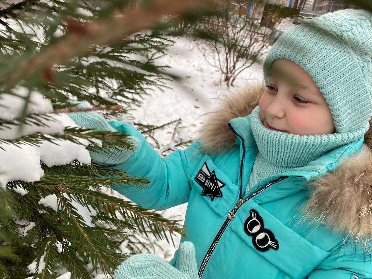 Ребенок сидит дома. Мальчик открывает дверь. Плач ребенка по возрасту. Захлопнулась дверь. 9 лет скучает дома.