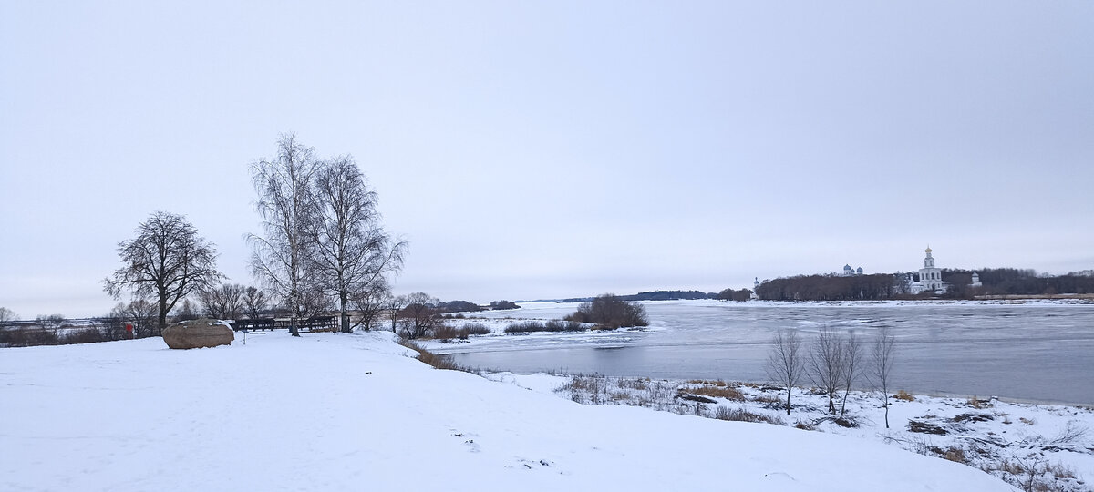 Слева городище, справа Юрьево, по центру Волхов