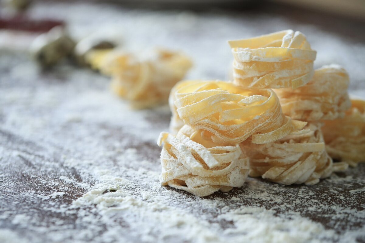 ТальятЕлле, как яичная лапша, только пошире. Продаются как свежие, так и сушеные. 