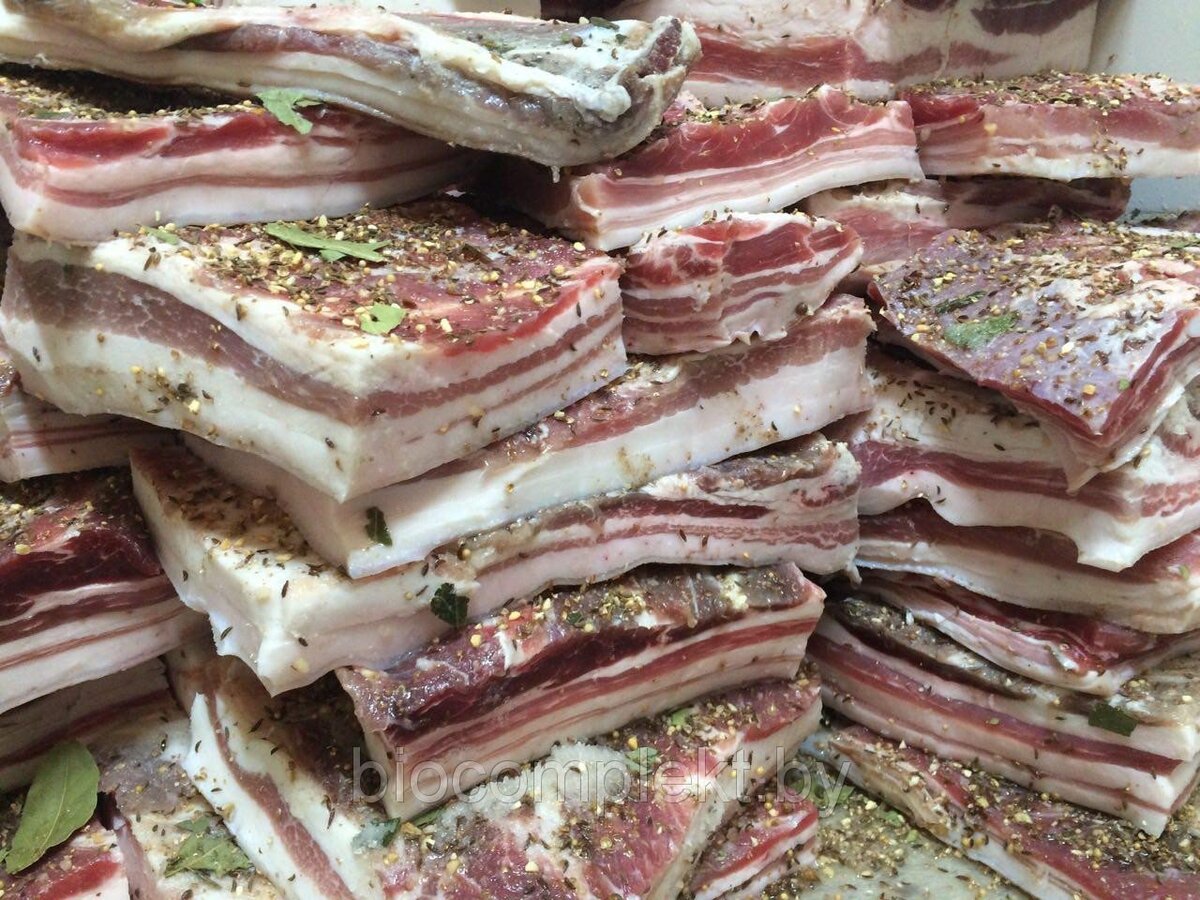 Самый распространённый миф про сало — оно повышает холестерин в крови, и по этой причине многие исключили его из своего рациона. А зря! Новые исследования показали, что этот продукт, как не один-другой, богат на жиры, кислоты, микроэлементы и витамины.


