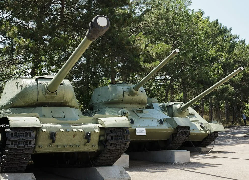 Т 34 ис. Ис2 т34. Танк ИС-2. Танк ИС 2 И Т 34. Т-34-85 И ИС-2.
