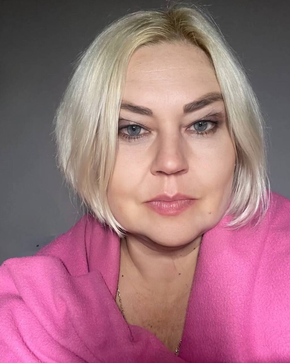Меня зовут Елена Чалая и я профессионально гадаю на картах Таро.