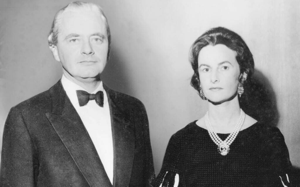    Леди Невилл с мужем дружили семьями с королевойСоцсети