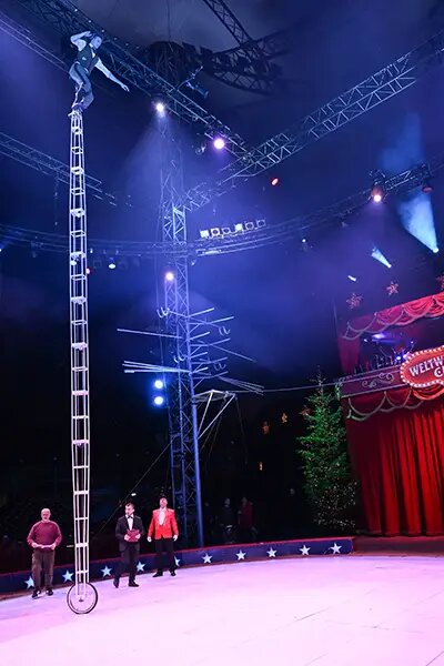    По правилам, колесо высокого уницикла должно иметь такой же диаметр, как и у обычного.Guinness World Records