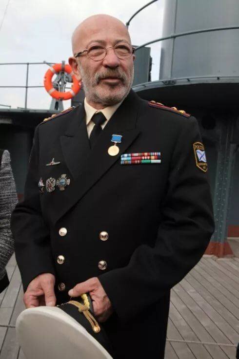 "Знак «Командир подводной лодки» — нагрудный знак, которым награждались командиры подводных лодок ВМФ ВС СССР и награждаются офицеры подводники Российских ВМФ, при вступлении в постоянное командование подлодками"