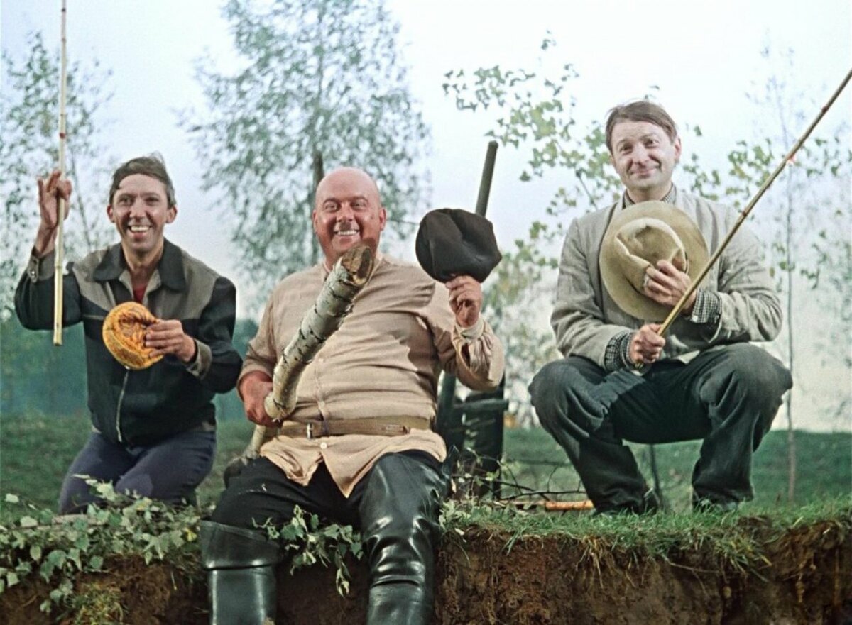 Пес Барбос и необычный кросс 12+
1961 г. ‧ Короткий метр ‧ 10 мин
В ролях: Георгий Михайлович Вицин; Юрий Владимирович Никулин; Евгений Александрович Моргунов;
Здравствуйте дорогие друзья! 
Природа, чистый воздух и конечно самые любимые и близкие наши друзья. 
Троица друзей на отдыхе занимается браконьерством — глушит динамитом рыбу. По реке проплывает Рыбнадзор и шайка, усевшись на берегу с палками вместо удочек, изображает из себя честных рыболовов. Когда браконьеры кинули в реку подожжённую динамитную шашку, привязанную к палке, их пёс Барбос попытался вернуть палку хозяевам.