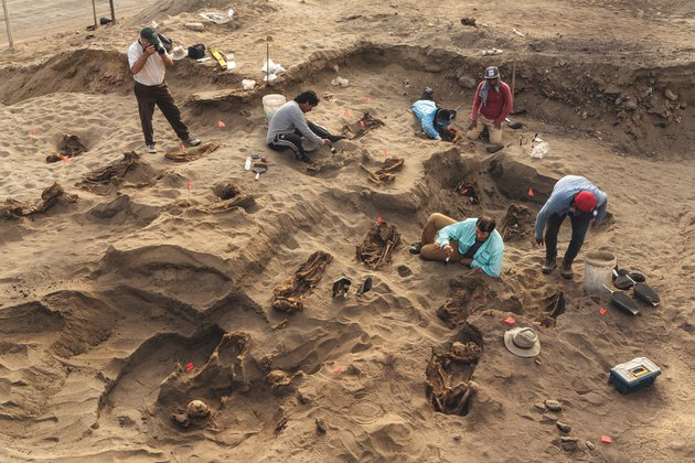 Раскопки ужасающего кладбища. Фото: Роберт Кларк