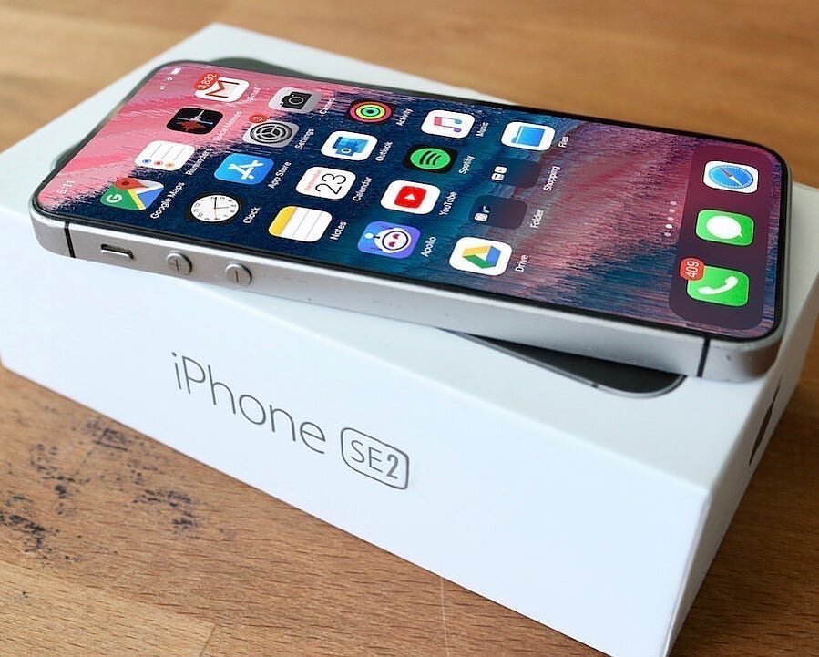 Apple сообщил, что в новый айфон не положит наушники и адаптер для зарядки в комплект.  Об этом сообщил аналитик Мин-Чи Куо, известный точными прогнозами о будущих продуктах Apple.