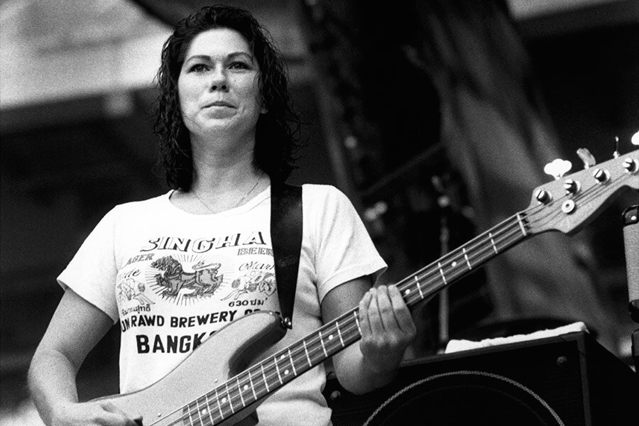 У баса женское лицо. Kim Deal / фото из открытых источников