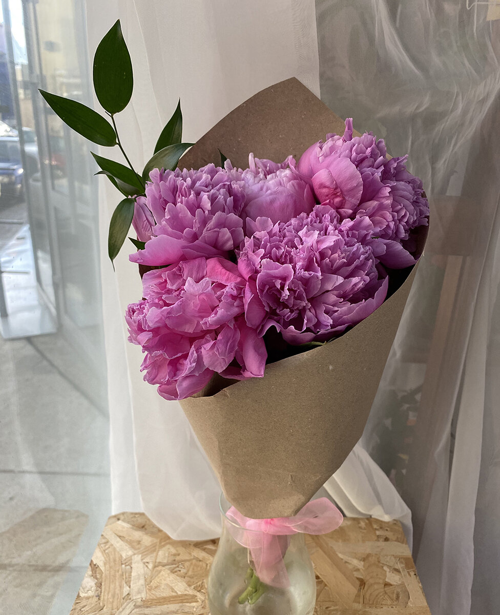 Букет сезонных пионов стоит выбирать для свиданий в мае - июле 