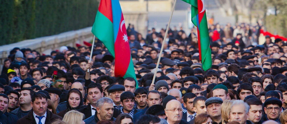 Сколько азер. Азейбарджан население 2022. Население Азербайджана. Толпа азербайджанцев. Азербайджанцы население.