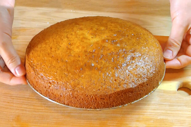 Вкусный и нежный пирог сметанник – один из любимых и популярных десертов постсоветской эпохи. В те недалекие времена каждая хозяйка знала классический рецепт сметанника, ингредиенты которого просты и были всегда доступны, основой которого является сметана. Готовили в основном сметанник в домашних условиях по обычному рецепту из сметанного теста. По мере возможности добавляли в состав теста какао, изюм, орехи варенье и сгущенное молоко, а затем украшая превращали обычный пирог со сметаной в настоящий праздничный торт.