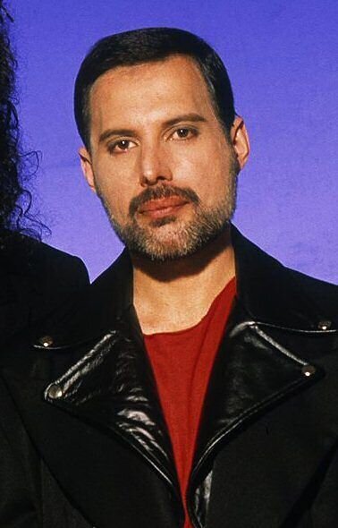 Фредди Меркьюри в клипе Scandal. В это время, он боролся со СПИДом уже 3 года.