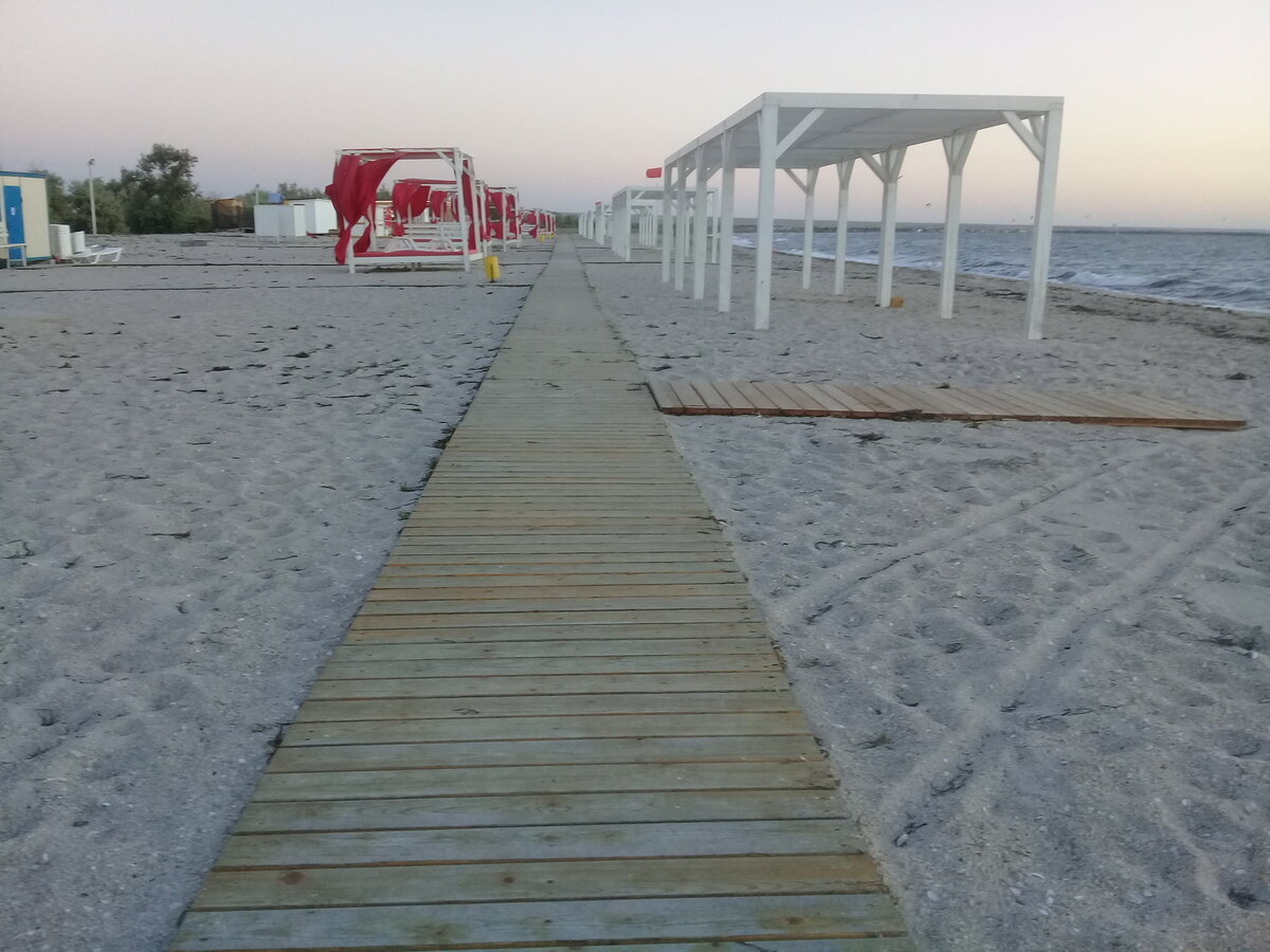 пляж с белым песком в крыму