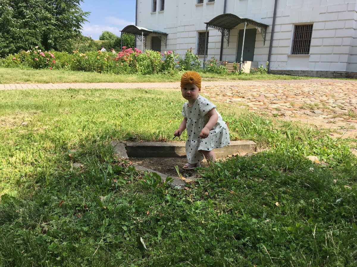 РЕБЯТЁНОК В ВОСТОРГЕ. НАДО ВСЁ ПОПРОБОВАТЬ НА ОЩУПЬ... :)