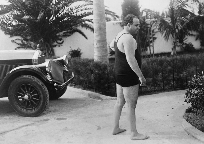 Аль Капоне в купальном костюме в своём доме во Флориде