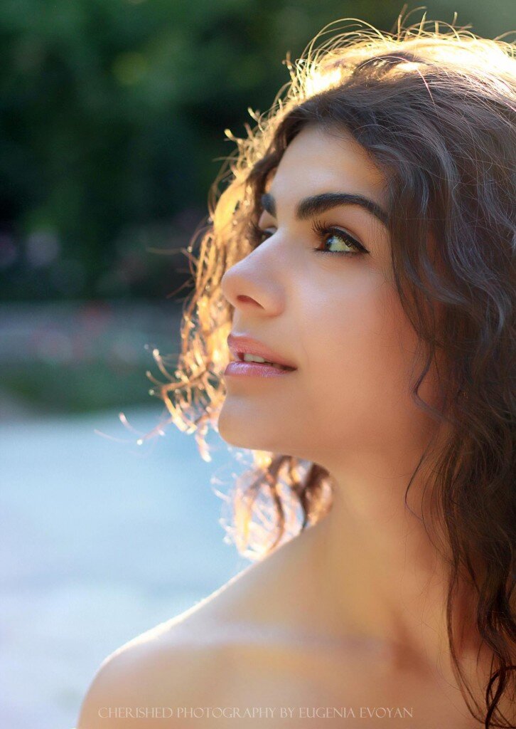 Портрет девушки в контровом свете