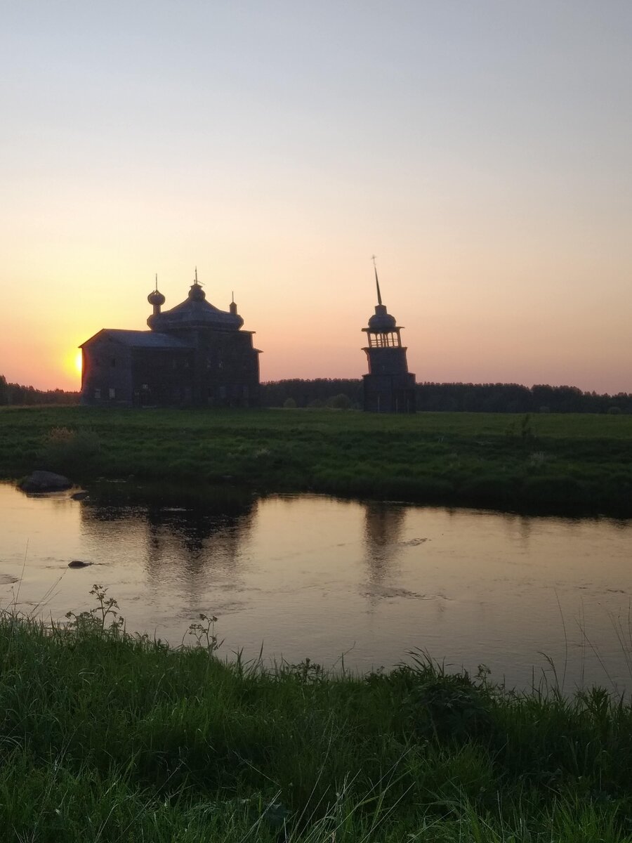 Нименьга. Фото 2018 года, колокольню уже выправили волонтеры. 