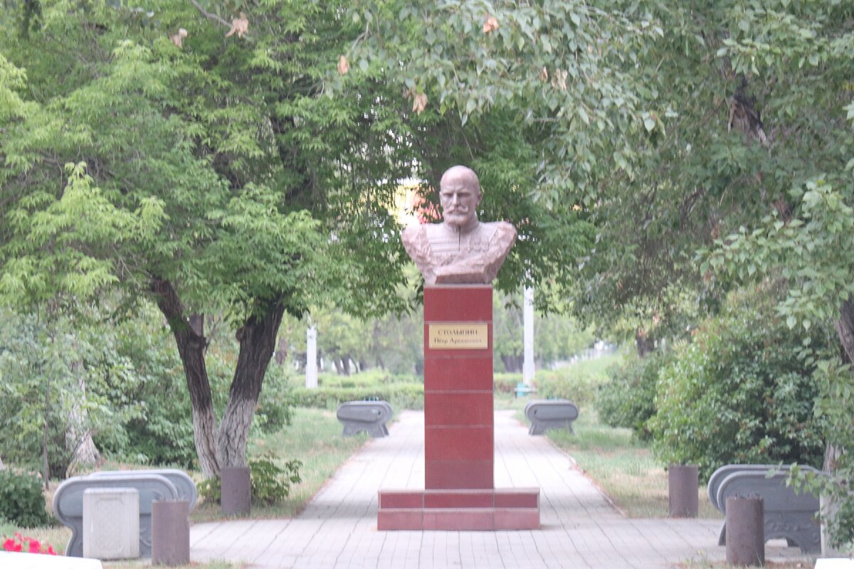 Население славгород алтайский. Столыпин памятник Славгород. Памятники города Славгорода Алтайского края. Памятники в Славгороде Алтайский край. Памятник Столыпину в Алтайском крае.