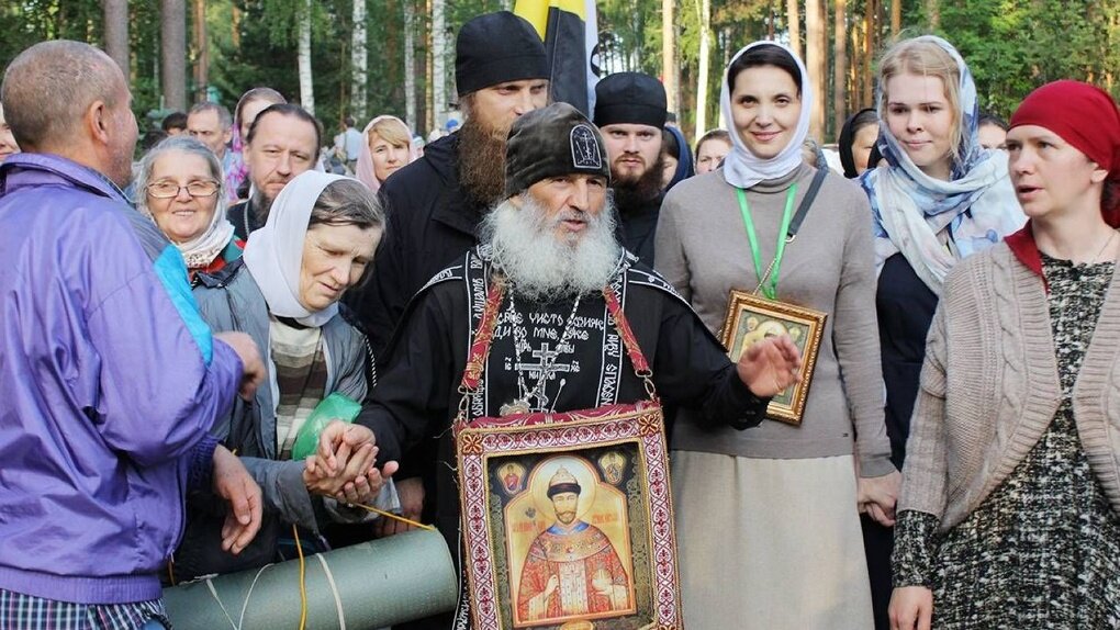 Эссе // Схиигумен Сергий с верующими. Фото предоставлено автором