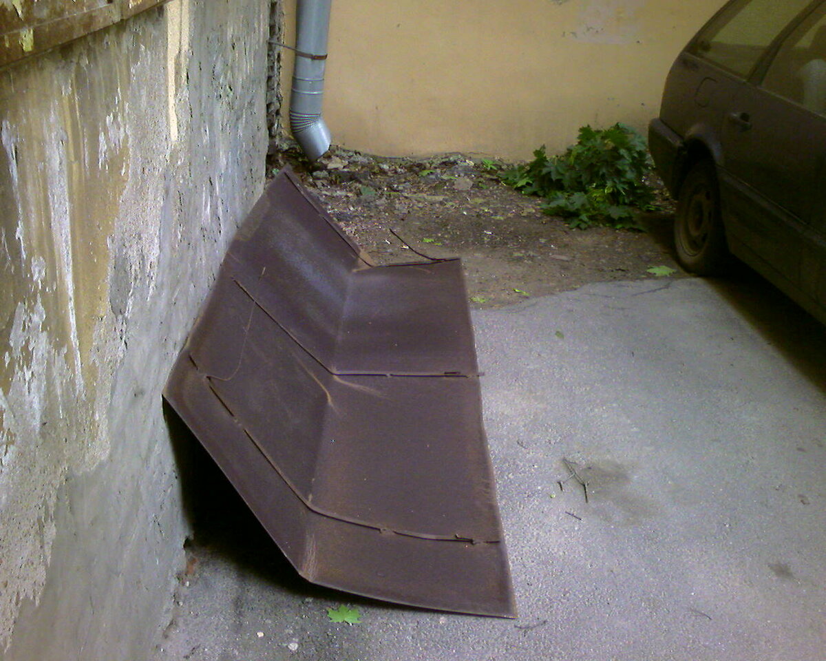 Железяка весом 30 кг упала на машину