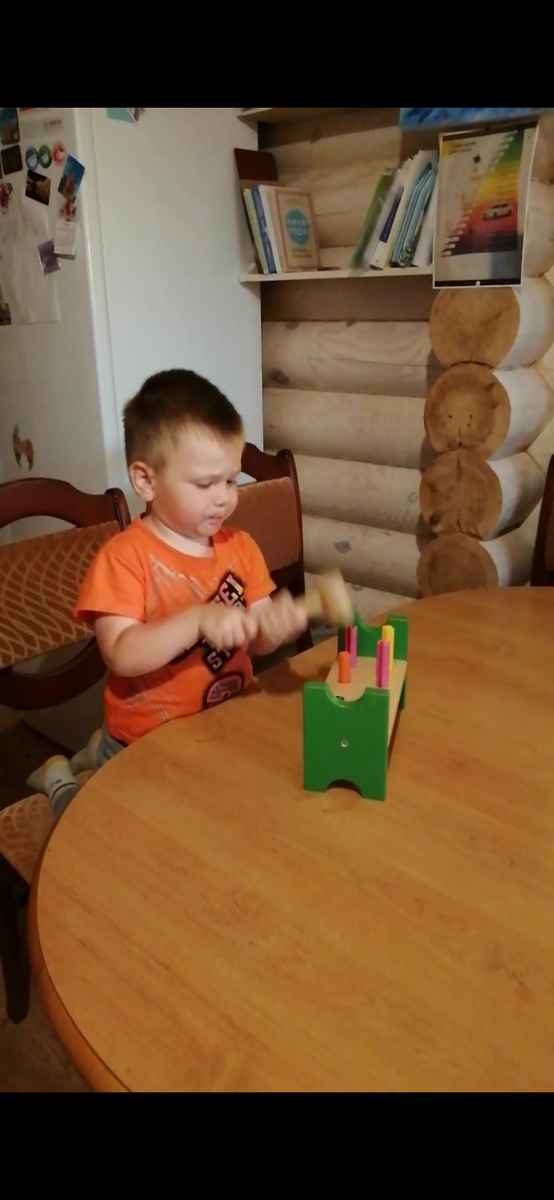 Отбивает молоточком ритм.