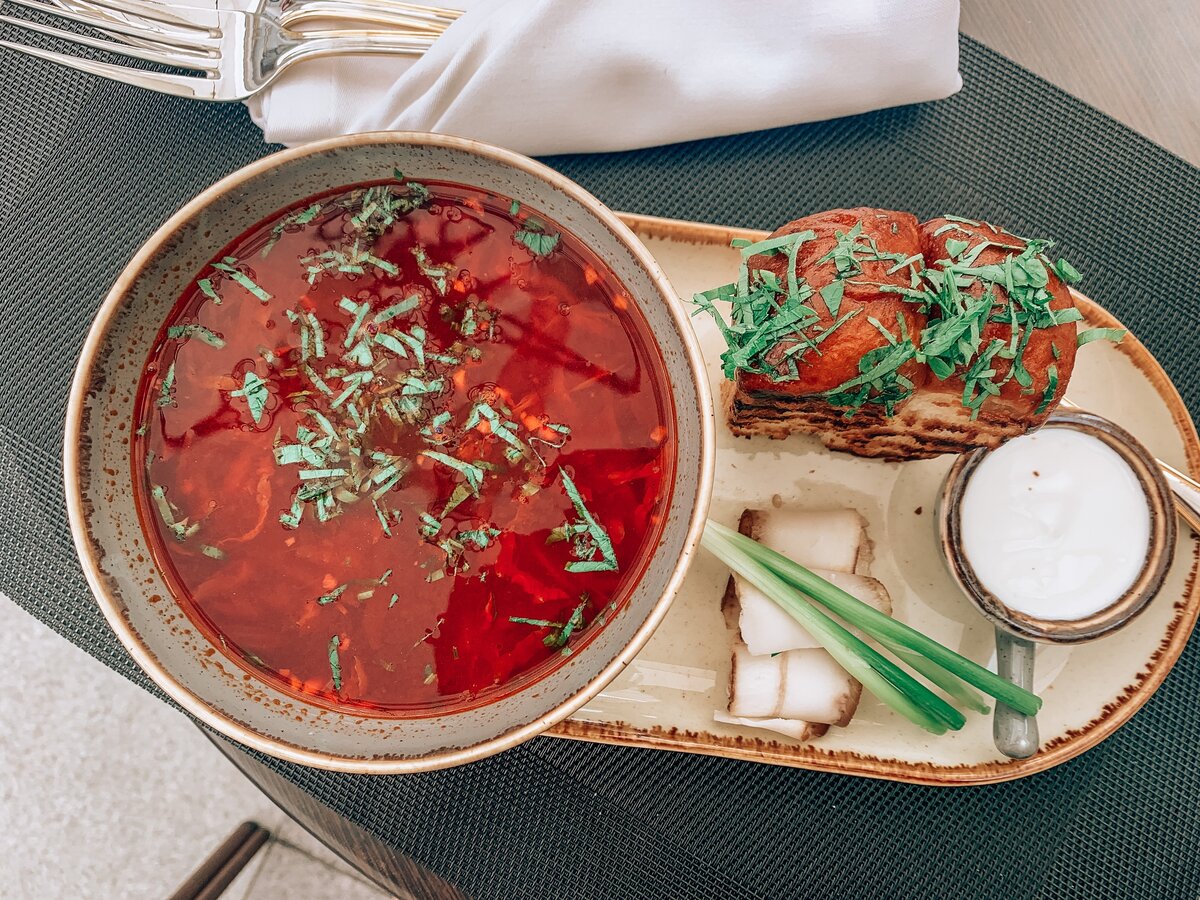 Борщ украинский с пампушками, салом и лучком - 540 рублей