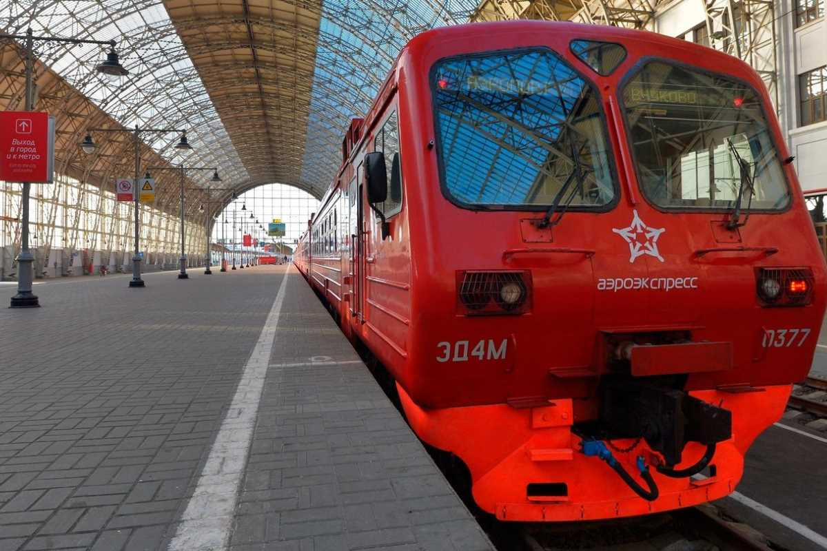 Аэроэкспресс на базе электрички ЭД4М-0377, на нынешнем МЦД-1 точно такой же ЭД4М ездил, помню очень хорошо, когда приезжал на пригородной электричке на Белорусский вокзал.